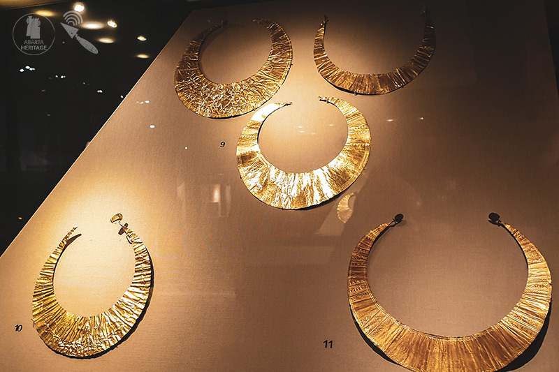 Early bronze age gold collars in the national museum of Ireland